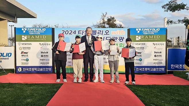 지난달 29일 충남 당진에 있는 플라밍고CC에서 열린 전국초등학생 골프대회에서 문병욱 라미드그룹 회장(왼쪽 셋째)이 선수들과 함께 기념사진을 찍고 있다.  라미드그룹