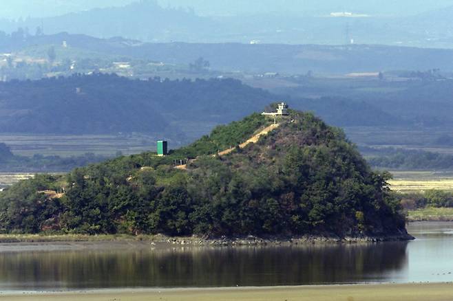 경기도 파주시 오두산 통일전망대에서 바라본 북한 황해북도 개풍군 임진강변 일대에서 북한의 대남방송 스피커가 초록색 벽으로 둘러싸여 있다. [사진=연합뉴스]