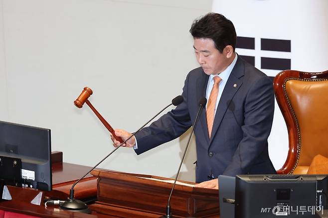 [서울=뉴시스] 권창회 기자 = 박정 예산결산특별위원회 위원장이 31일 오후 서울 여의도 국회에서 열린 예결위 2025년도 예산안 및 기금운용계획안에 대한 공청회에서 의사봉을 두드리고 있다. 2024.10.31. kch0523@newsis.com /사진=권창회