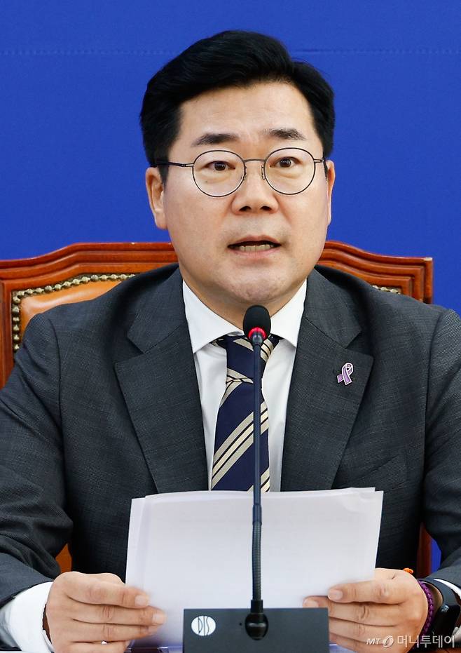 (서울=뉴스1) 안은나 기자 = 박찬대 더불어민주당 원내대표가 3일 서울 여의도 국회에서 국정감사 총평 및 11월 국회 운영 관련 기자간담회를 하고 있다. 2024.11.3/뉴스1  Copyright (C) 뉴스1. All rights reserved. 무단 전재 및 재배포,  AI학습 이용 금지. /사진=(서울=뉴스1) 안은나 기자