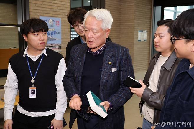 국민의힘 상임고문단 회장인 정의화 전 국회의장이 3일 오후 서울 여의도 중앙당사에서 상임고문단 비공개 회동에 참석하고 있다. 2024.11.03. /사진=뉴시스 /사진=조성우