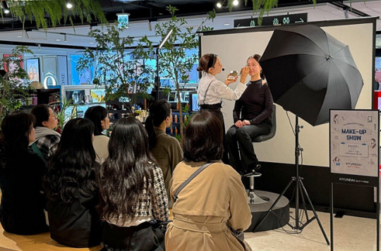 지난 1일 현대면세점에서 열린 ‘현대면세점 메이크업 쇼’에서 스나이델 뷰티 제품이 시연되고 있다. 에스이스타일 제공