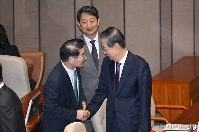 한덕수 국무총리가 4일 오전 서울 여의도 국회 본회의장에서 2025년도 예산안 및 기금운용계획안에 대한 시정연설을 하기 전 김용현 국방부 장관과 악수를 하고 있다. 이상섭 기자