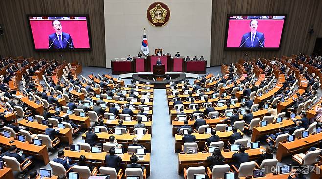 한덕수 국무총리가 4일 오전 서울 여의도 국회 본회의장에서 2025년도 예산안 및 기금운용계획안에 대한 시정연설을 하고 있다. 이상섭 기자