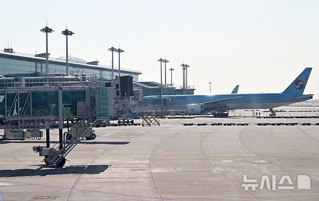 [인천공항=뉴시스] 김선웅 기자 = 30일 인천국제공항 제2여객터미널에서 실시된 4단계 운영준비 현장점검에서 이학재 인천공항공사 사장, 우기홍 대한항공 사장 등이 탄 대한항공 B777 기체가 지상이동하는 가운데 인천공항 제2터미널 확장지역이 보이고 있다. (공동취재) 2024.10.30. photo@newsis.com