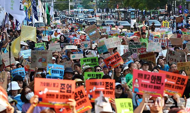 [서울=뉴시스] 김근수 기자 = UN이 지정한 푸른하늘의 날인 7일 서울 강남구 서울지하철 2호선 강남역 인근에서 907 기후정의행진에서 참가자들이 손팻말을 들고 구호를 외치고 있다.푸른 하늘의 날(9월7일)은 대기환경의 중요성을 알리고, 기후변화에 대한 이해와 관심을 높이기 위해 2019년 국제연합(UN) 기후행동 정상회의에서 대한민국의 제안으로 제정된 최초의 국제연합 기념일이자 국가기념일이다. 2024.09.07. ks@newsis.com