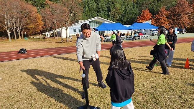 박용택 KBSN 스포츠 해설위원이 '스포츠 스타와 함께하는 겨울캠프'에 참여해 아이들을 가르치고 있다. (사진=국민체육진흥공단 제공) *재판매 및 DB 금지