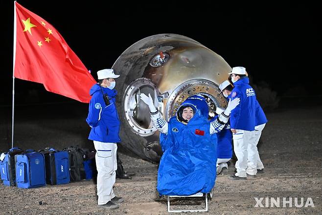 [둥펑=신화/뉴시스] 4일(현지시각) 중국 네이멍구 자치구 둥펑 착륙장에서 우주비행사 예광푸가 선저우 18호 유인 우주선 귀환 캡슐 밖으로 나오면서 '엄지척'을 하고 있다. 중국 유인우주국은 선저우 18호의 우주비행사 예광푸, 리충, 리광쑤가 모두 안전하게 귀환했으며 이로써 선저우 18호의 임무가 성공적으로 마무리됐다고 밝혔다. 2024.11.04.