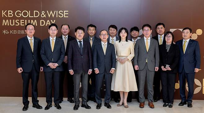 4일 리움미술관에서 열린 'KB GOLD&WISE 뮤지엄 데이' 행사에서 (왼쪽부터)이환주 KB라이프생명 대표, 이창권 KB국민카드 대표, 빈중일 KB캐피탈 대표, 유문형 삼성문화재단 대표, 성채현 KB부동산신탁 대표, 양종희 KB금융그룹 회장, 구본욱 KB손해보험 대표, KB GOLD&WISE the FIRST 광고모델 이영애씨, 송영석 KB인베스트먼트 대표, 이재근 KB국민은행장, 김명원 KB데이터시스템 대표, 서혜자 KB저축은행 대표, 김성현 KB증권 대표가 기념사진을 촬영하고 있다. (사진=KB금융 제공) *재판매 및 DB 금지