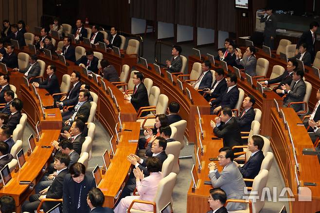 [서울=뉴시스] 권창회 기자 = 국민의힘 의원들이 4일 오전 서울 여의도 국회에서 열린 제418회 국회(정기회) 제 11차 본회의에서 한덕수 국무총리의 2025년도 예산안 및 기금운용계획안에 대한 시정연설을 마치자 박수치고 있다. 2024.11.04. kch0523@newsis.com