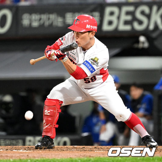 [OSEN=광주, 이대선 기자] 21일 광주 기아챔피언스필드에서 2024 신한 SOL뱅크 KBO 한국시리즈 1차전 KIA 타이거즈와 삼성 라이온즈의 경기가 열렸다. KIA는 네일, 삼성은 원태인을 선발 투수로 내세웠다. 3회말 무사 1루에서 KIA 서건창이 번트를 시도하고 있다. 2024.10.21 / sunday@osen.co.kr