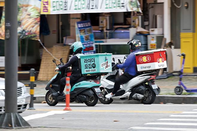 라이더들이 음식 배달을 하기 위해 도로를 달리고 있다. ⓒ 시사저널 최준필