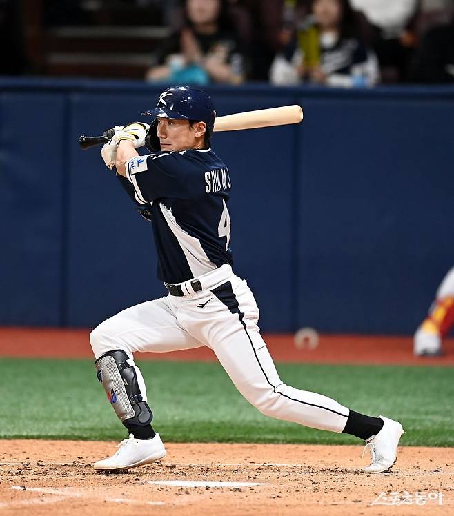 신민재가 2일 고척돔에서 열린 쿠바와 평가전에서 안타를 뽑고 있다. 생애 처음 태극마크를 단 그는 2루수와 외야수를 겸업한다. 고척|김종원 기자 won@donga.com