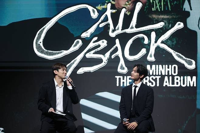 4일 오전 서울 영등포구 페어몬트 앰배서더 서울 호텔에서 민호 첫 정규 앨범 ‘콜 백’(CALL BACK) 발매 기념 기자간담회가 열리고 있다. 왼쪽부터 최강창민, 민호. 연합뉴스