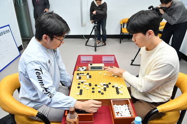 목진석 9단(왼쪽)과 한상조 6단.  한국기원 제공