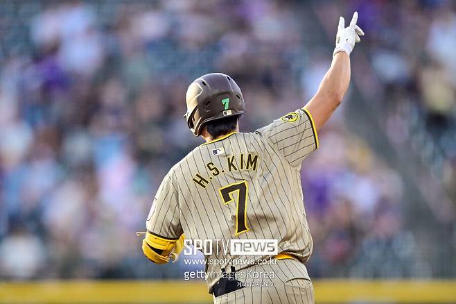 ▲ MLB.com은 김하성에 대해 "2023년 골드글러브 수상자인 김하성은 이번 오프시즌에 매물로 나온 유격수 중 두 번째로 좋은 선수이며, 어깨 문제가 해결된다면 구애하는 팀이 있을 것"이라면서&nbsp;예상되는 행선지로 애틀랜타 브레이브스, 보스턴 레드삭스, 그리고 샌프란시스코 자이언츠를 뽑았다.