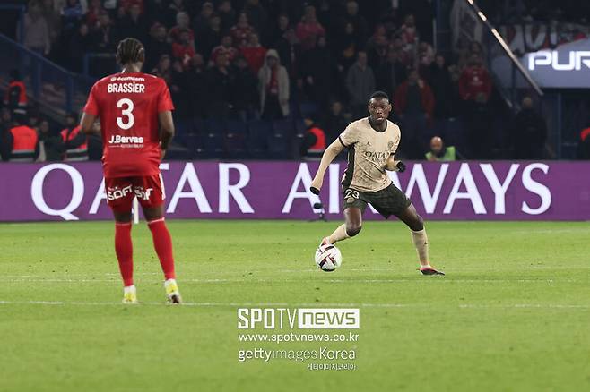 ▲ 파리 생제르맹 소식을 주로 전하는 'PSG 토크'는 3일(한국시간) "콜로 무아니 영입이 계획대로 흘러가지 않고 있다. 잠재적인 퇴출 가능성에 대해 소문이 돌고 있다"라고 보도했다. 이어 "1월 이적 시장이 임박하면서 맨체스터 시티, 맨체스터 유나이티드, 아스널, 첼시, 아스톤 빌라, 뉴캐슬 유나이티드 등 여러 프리미어리그 클럽이 콜로 무아니 영입에 관심을 두고 있다"라고 덧붙였다.