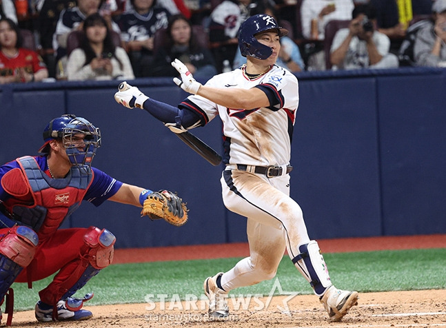 '2024 WBSC 프리미어 12' 평가전 한국-쿠바전이 1일 서울 고척스카이돔에서 열렸다.  한국 송성문이 3회말 호쾌한 타격을 선보이고 있다. /사진=김진경 대기자