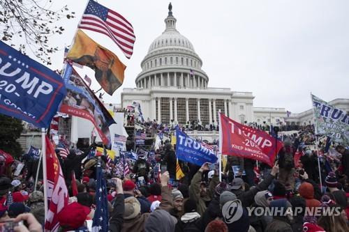 2021년 1월 미 의회 의사당 난입하는 시위대 [EPA 연합뉴스 자료사진. 재판매 및 DB 금지]