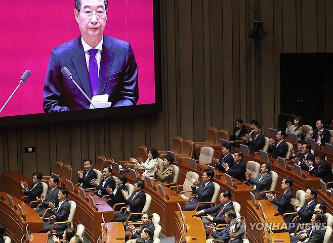 '시정연설 대독' 총리에 박수치는 여당 (서울=연합뉴스) 신준희 기자 = 한덕수 국무총리가 4일 국회에서 열린 본회의에서 2025년도 예산안 및 기금운용계획안에 대한 시정연설을 마치고 국민의힘 의원들로부터 박수를 받고 있다. 2024.11.4 hama@yna.co.kr