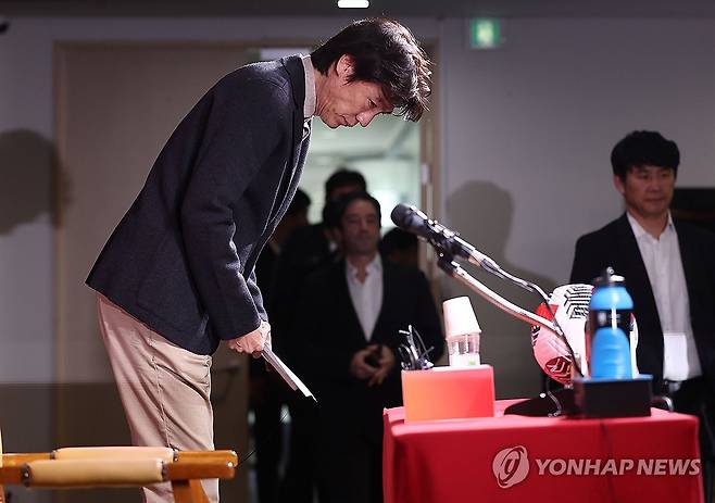 인사하는 홍명보 감독 (서울=연합뉴스) 류영석 기자 = 홍명보 축구 국가대표팀 감독이 4일 오전 서울 종로구 축구회관에서 2026 북중미 월드컵 아시아 3차 예선 B조 5, 6차전에 나설 대표 선수 명단을 발표하기 앞서 취재진을 향해 인사하고 있다. 2024.11.4 ondol@yna.co.kr