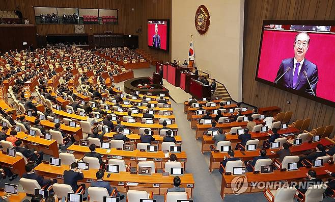 예산안 시정연설 하는 한덕수 국무총리 (서울=연합뉴스) 김주형 기자 = 한덕수 국무총리가 4일 오전 국회에서 열린 본회의에서 2025년도 예산안 및 기금운용계획안에 대한 시정연설을 하고 있다. 2024.11.4 kjhpress@yna.co.kr