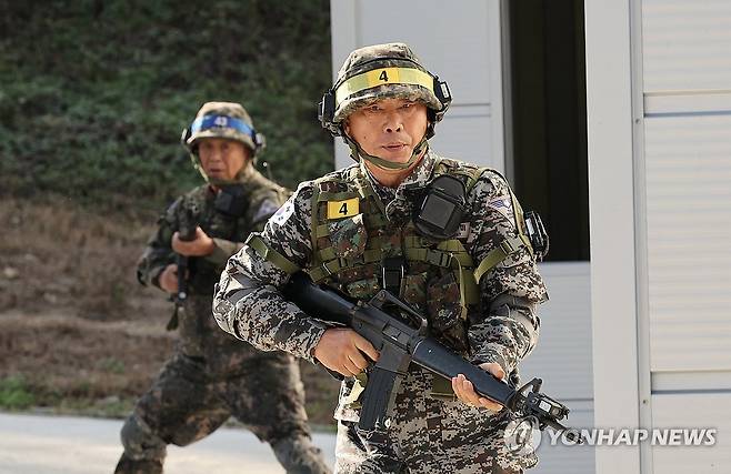 '시니어 아미', 시가지 전투 훈련 체험 (춘천=연합뉴스) 이진욱 기자 = 예비병력이 되겠다며 창단한 '시니어 아미' 회원들이 4일 오후 춘천과학화예비군훈련장에서 시가지 전투 훈련 체험을 하고 있다. 2024.11.4 cityboy@yna.co.kr