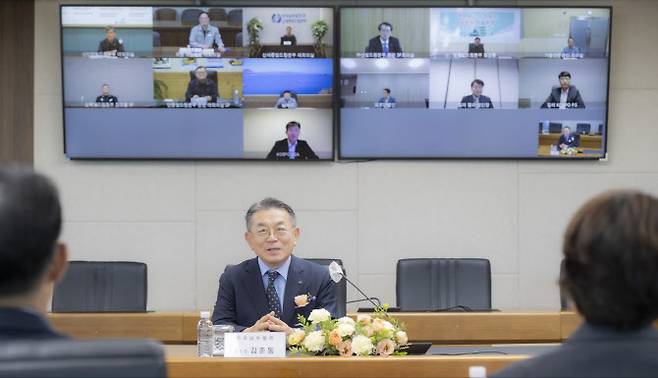 김준동 한국남부발전 신임 사장이 4일 부산국제금융센터 본사에서 열린 온라인 취임식에서 취임사하고 있다. (사진=남부발전)