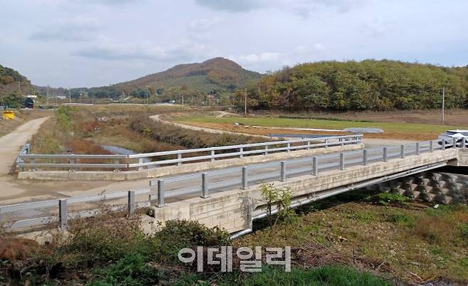 홍수 예방을 위해 재가설한 동문천 교량.(사진=경기도 제공)