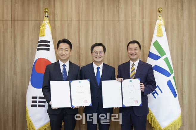 5일 오전 경기도지사 집무실에서 김동연 지사가 고영인 경제부지사(왼쪽), 윤준호 정무수석(오른쪽)에게 임용장 수여한 뒤 기념촬영을 하고 있다.(사진=경기도)