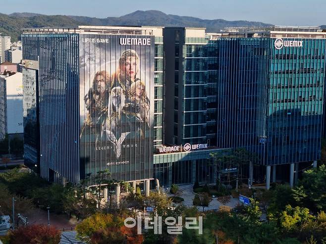 위메이드가 신작 MMORPG ‘레전드 오브 이미르’로 사옥을 래핑한 모습(사진=위메이드)