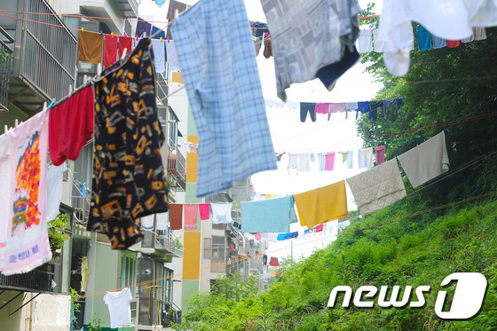 한 아파트 빨랫줄에 널려 있는 빨래. (사진은 기사 내용과 무관함)  ⓒ News1 이승배 기자