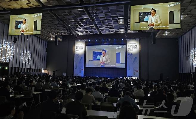 '삼성 AI 포럼 2024'에서 개회사를 하고 있는 삼성전자 한종희 대표이사 부회장(삼성전자 제공). ⓒ 뉴스1