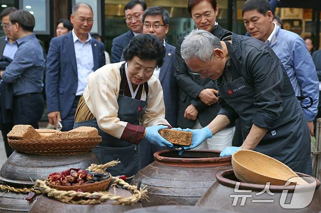 유인촌 문화체육관광부 장관이 17일 ‘로컬100 보러 로컬로 가요!’ 아홉 번째 캠페인으로 전남 담양군을 찾아 명가명인 연계 남도한상 상품화 사업지인 대한민국 식품명인(전통장) 제35호 기순도 명인집을 방문해 장담그기 체험을 하고 있다. (문화체육관광부 제공) 2024.10.17/뉴스1 ⓒ News1 김명섭 기자