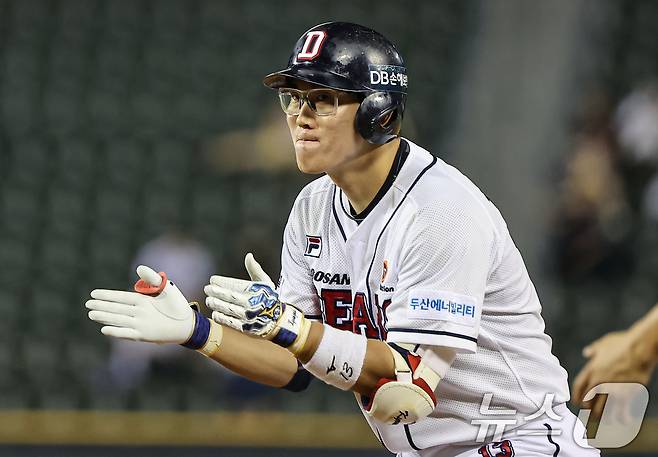 6일 오후 서울 송파구 잠실야구장에서 열린 ‘2024 신한 SOL 뱅크 KBO리그’ LG 트윈스와 두산 베어스의 경기, 두산 4회말 1사 1,2루 상황에서 두산 허경민이 안타를 치고 기뻐하고 있다. 2024.8.6/뉴스1 ⓒ News1 김도우 기자