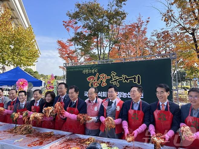 강원 평창군이 5일 서울 국회의사당 소통관 앞 광장에서 ‘평창 고랭지김장축제 국회 시식회 및 평창농산물전’을 열었다. (평창군 제공) 2024.11.5/뉴스1