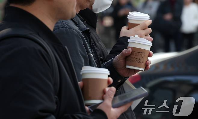 아침 기온이 10도가량 떨어져 5도 내외의 쌀쌀한 날씨를 보인 5일 서울 세종대로 광화문사거리에서 시민들이 따뜻한 음료를 손에 든 채 출근길을 서두르고 있다. 2024.11.5/뉴스1 ⓒ News1 김성진 기자