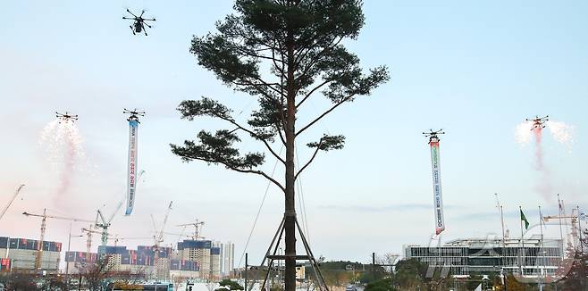 이천시가 지난 4일 시청 앞 모두의 광장에서 과학고 유치를 희망하며 펼친 드론 쇼 모습.(이천시 제공)