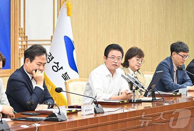 이철우 경북지사가 5일 도청에서 연 APEC 경주 준비사항 점검회의에서 "역대 가장 성공한 행사를 만들자"고 강조했다.ⓒ News1 김대벽기자