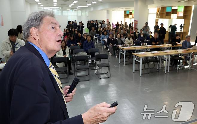 5일 오후 서울 마포구 마포구청에서 열린 마포구&가이아 소각반대 컨퍼런스에서 폴 코넷 세인트로렌스 대학교 환경화학부 명예교수가 기조연설을 하고 있다. 이날 참석자들은 '국제적 관점에서 바라보는 쓰레기 소각정책의 문제점: 마포추가소각장 사례를 중심으로'란 주제로 논의를 했다. 2024.11.5/뉴스1 ⓒ News1 김명섭 기자