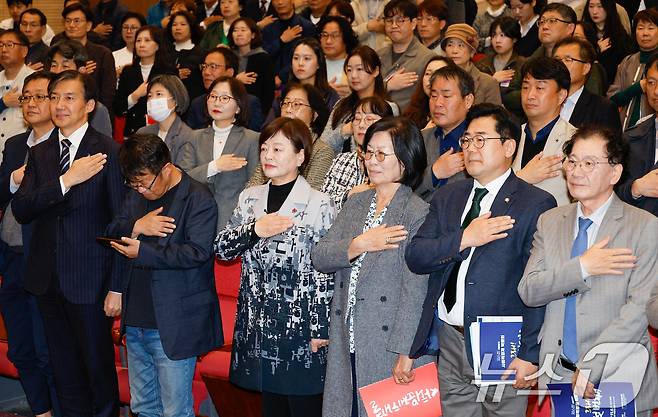 5일 서울 여의도 국회의원회관에서 열린 제6회 대한민국사회적경제박람회에서 참석자들이 국민의례를 하고 있다. 앞줄 오른쪽부터 서용식 한국자활기업협회 회장, 박찬대 더불어민주당 원내대표, 김영향 생협연합회 회장, 진선미 의원, 김경민 한국사회적경제연대회의 상임대표, 조국 조국혁신당 대표, 허영철 대구사회적경제가치연대 회장. 2024.11.5/뉴스1 ⓒ News1 안은나 기자