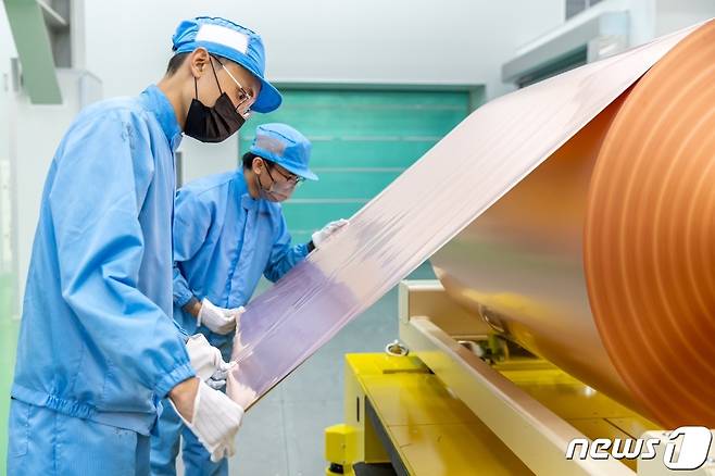 SK넥실리스 말레이시아 동박공장에서 직원이 동박 제품을 검수하고 있다.(SKC 제공)