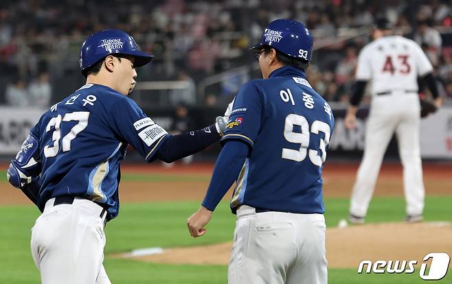 31일 오후 경기도 수원시 장안구 조원동 수원KT위즈파크에서 열린 프로야구 '2023 신한은행 SOL KBO 포스트시즌' 플레이오프 2차전 kt 위즈와 NC 다이노스의 경기, NC 박건우가 1회초 1사 1루에서 투런홈런을 친 뒤 이종욱 코치와 기쁨을 나누고 있다. 2023.10.31/뉴스1 ⓒ News1 김진환 기자