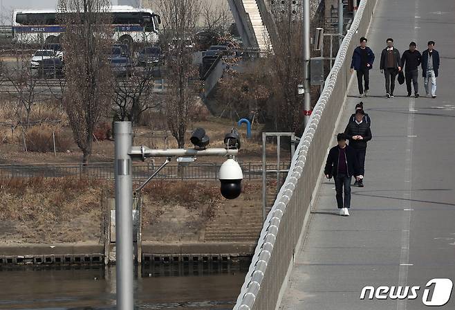 (충주=뉴스1) 윤원진 기자 = 5일 낮 12시 17분쯤 충북 충주시 신목행대교 난간에 백발의 남성이 매달려 있다는 신고가 접수됐다.(자료사진)/뉴스1 ⓒ News1 송원영 기자