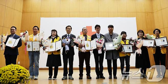 광주도시공사 대한적십자사 회장 감사패 수상.(광주도시공사 제공)/뉴스1