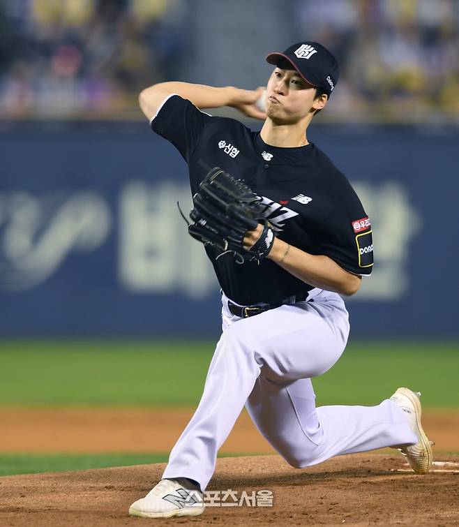 KT 투수 엄상백이 잠실구장에서 열린 LG와 2024 KBO 준플레이오프 5차전에서 역투하고 있다. 잠실 | 최승섭기자 thunder@sportsseoul.com