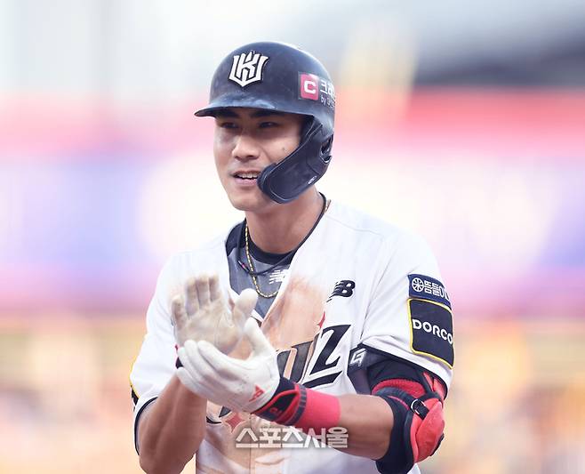 KT 심우준이 수원케이티위즈파크에서 열린 LG와 2024 KBO 준플레이오프 4차전 8회말 1사 중전안타를 친 후 박수를 치고 있다. 수원 | 최승섭기자 thunder@sportsseoul.com