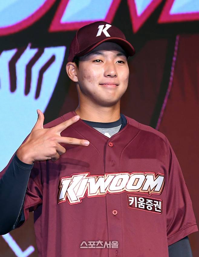 충훈고 투수 김서준이 11일 서울 송파구 롯데호텔 월드 크리스탈 볼룸에서 열린 2025 KBO 신인 드래프트에서 전체 7순위로 키움에 지명된 뒤 취재진을 향해 포즈를 취하고 있다. 박진업 기자 upandup@sportsseoul.com