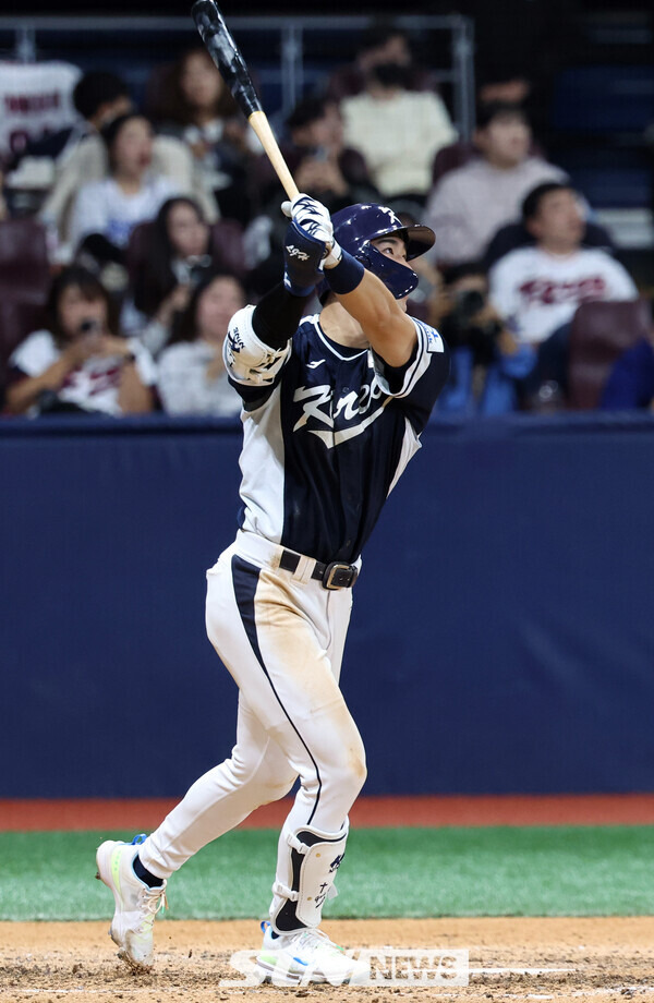 2일 서울 구로구 고척스카이돔에서 열린 2024 WBSC 프리미어12 한국 야구대표팀과 쿠바의 2차 평가전, 8회초 1사 만루 한국 이주형이 2타점 적시타를 치고 출루하고 있다. 사진┃뉴시스