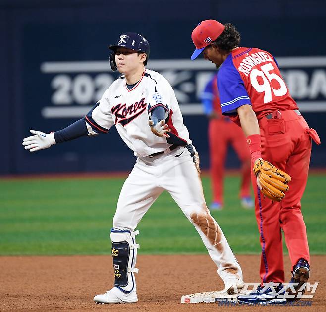 2024 WBSC 프리미어12 대한민국 야구 대표팀과 쿠바 대표팀의 평가전이 1일 서울 고척스카이돔에서 열렸다. 8회말 2사 최원준이 안타를 날리고 있다. 고척=박재만 기자 pjm@sportschosun.com/2024.11.01/